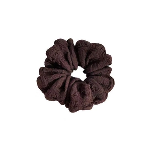 Dunkelbraunes Scrunchie-Haargummi mit Seersucker-Struktur für Damenfrisuren