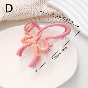Vue détaillée de la pince à cheveux papillon avec dégradé rose et dimensions incluses
