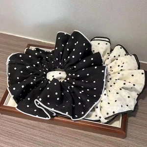 Gros plan de chouchous à pois double couche avec passepoil contrasté élégant et chic