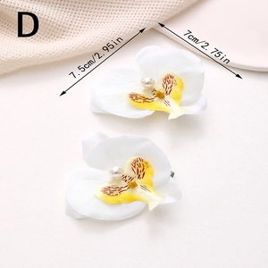 Gros plan de barrettes orchidée blanche avec perles et dimensions de 7,5cm x 7cm
