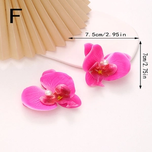 Détail de la pince à cheveux orchidée rose avec perle, dimensions de 7,5 cm x 7 cm