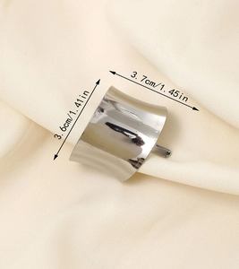 Macro view of silver ponytail cuff hair clip with mirror finish and dimensions 3.6cm x 3.7cm