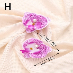 Détail des pinces à cheveux orchidée rose montrant les dimensions et les perles blanches