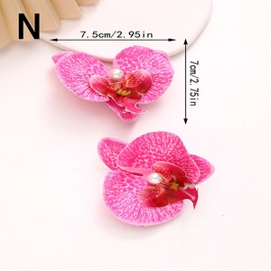 Détail de deux barrettes orchidées roses avec perles blanches et dimensions précises