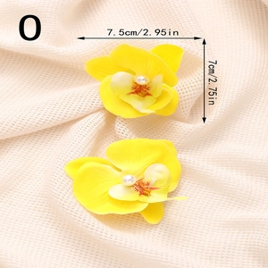 Vue détaillée de barrettes orchidées jaunes avec perles et indication de taille 7,5cm