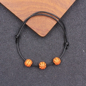 Dettaglio del bracciale regolabile in cordino cerato nero con tre perline basket
