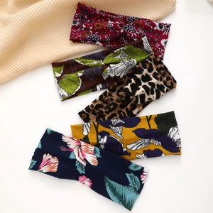 Set of floral and leopard print twisted headbands in elastic fabric for yoga and sports