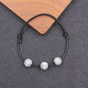 Dettaglio del bracciale regolabile in corda cerata nera con tre perle di pallavolo in ceramica