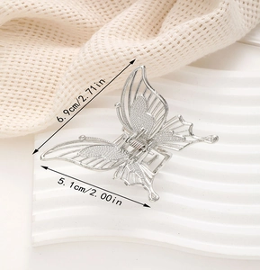 Dettaglio della molletta per capelli a farfalla argento con misure 6,9cm x 5,1cm