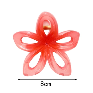 Détail de la pince à cheveux fleur corail en acrylique avec marqueur de 8cm et ressort doré