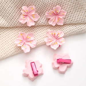 Set de barrettes fleurs de cerisier roses en résine avec étamines jaunes et pinces assorties