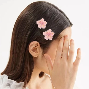 Lot de deux pinces à cheveux fleurs de cerisier roses avec une texture crémeuse douce