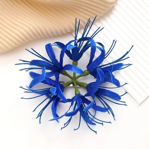 Barrette fleur de Lycoris bleue élégante avec texture velours et base en métal