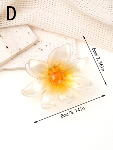 Détail d'une pince à cheveux de 8 cm en forme de frangipane jaune pour la plage
