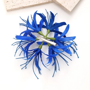 Pince à cheveux fleur de lycoris bleue avec pétales en tissu et clip crocodile en métal