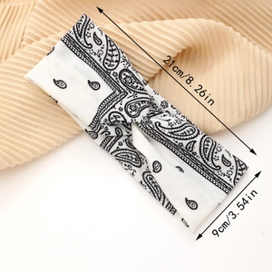 Détail du bandeau sport paisley montrant les dimensions 21x9cm sur un tissu blanc