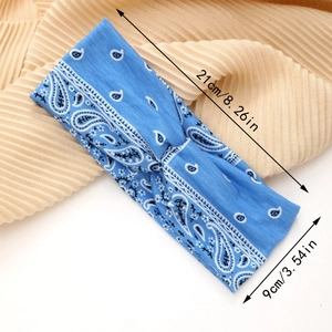 Détail du bandeau yoga bleu motif paisley avec nœud et dimensions de 21cm x 9cm