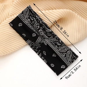 Détail du bandeau à motif cachemire avec dimensions 21cm x 9cm sur fond tricoté