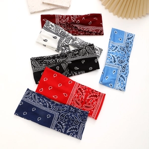Lot de six bandeaux élastiques imprimés paisley en rouge, blanc, bleu et noir