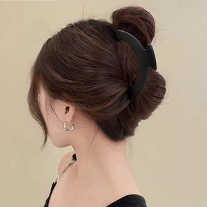 Pinza per capelli a mezzaluna nera opaca per acconciature eleganti in stile coreano