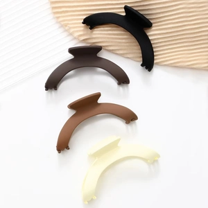 Grandi mollette per capelli a mezza luna minimaliste in nero opaco, marrone e beige