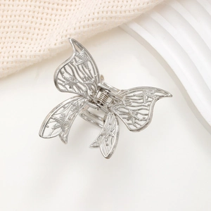 Detailansicht der silbernen Schmetterling-Haarklammer mit filigranen Stern-Verzierungen
