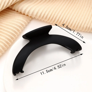 Dettaglio macro della pinza per capelli nera opaca a mezzaluna con misura 11,5 cm