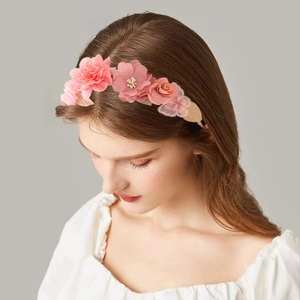 Serre-tête élégant avec roses artificielles roses et papillon en dentelle brodée