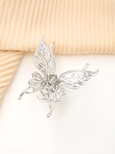 Detail der silbernen Schmetterlings-Haarklammer mit hohlen Flügeln und Federverschluss