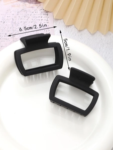 Dettaglio mollette per capelli rettangolari nero opaco con misure di 6,5 cm e 5 cm