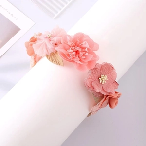 Serre-tête élégant aux fleurs de soie roses et feuilles champagne pour mariages
