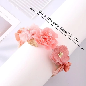 Détail du serre-tête fleurs en soie rose avec feuilles dorées et étiquette de 36cm