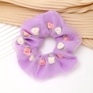 Detail van paarse organza haarelastiek met 3D roze rozen en groene bladeren voor damesmode