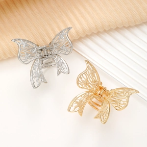 Detail von Schmetterlings-Haarklammern aus Legierung in Gold und Silber mit Flügelmuster