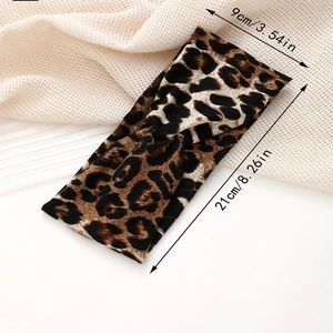Detail showing dimensions of leopard print headband with 9cm width and 21cm length