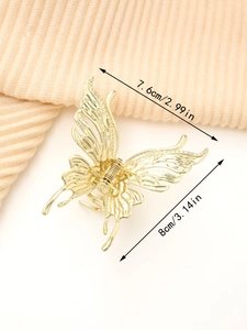 Detailansicht der goldenen Schmetterlings-Haarklammer mit Maßen von 7,6 cm mal 8 cm