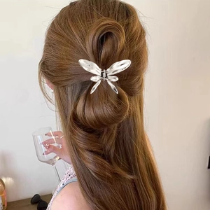 Rückansicht einer silbernen Schmetterlings-Haarklammer für eine elegante Frisur