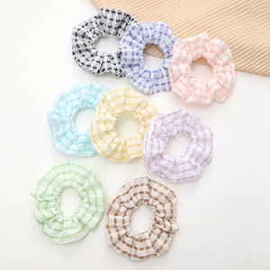 Lot de 8 chouchous à carreaux pastel aux tons macaron colorés sur fond blanc
