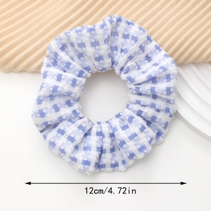 Détail du chouchou à carreaux bleu et blanc montrant la taille de 12cm ou 4,72in
