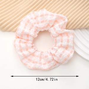 Chouchou à carreaux roses en tissu texturé avec mesure de 12 cm de diamètre
