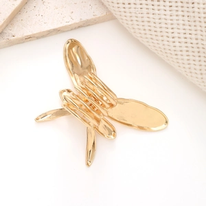 Detailansicht einer goldenen Metall Schmetterlings Haarspange mit polierter Oberfläche