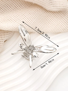 Detail der silbernen Schmetterlings-Haarklammer mit Metallstruktur und 7,5cm Größenangabe
