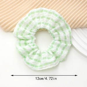 Détail du chouchou à carreaux verts et blancs avec texture gaufrée douce et taille de 12 cm