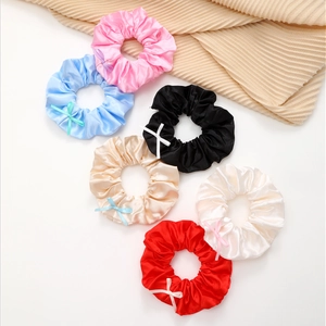 Lot de 6 chouchous en satin avec nœuds aux couleurs assorties et texture soie