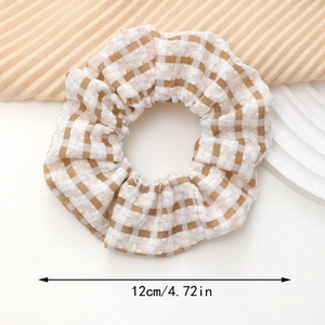 Détail d'un chouchou à carreaux marron et blanc avec une taille de 12 cm de diamètre
