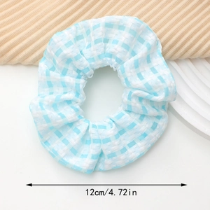 Détail d'un chouchou à carreaux bleus avec annotation de taille de 12 cm de diamètre