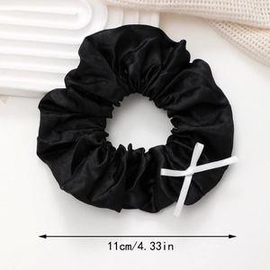 Chouchou élégant en satin noir avec nœud blanc et mesure de diamètre de 11 cm