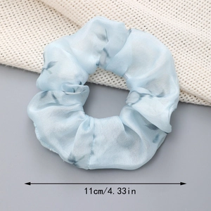 Détail du chouchou en organza bleu clair à fleurs avec affichage du diamètre de 11cm