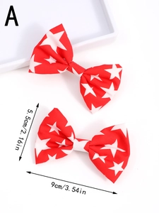 Dettaglio del fiocco rosso con stelle bianche e dimensioni di 9 cm per 5,5 cm