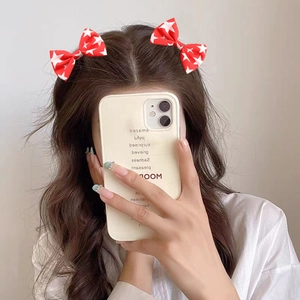 Fiocchi rossi per capelli con stelle bianche indossati da una modella per un look festoso